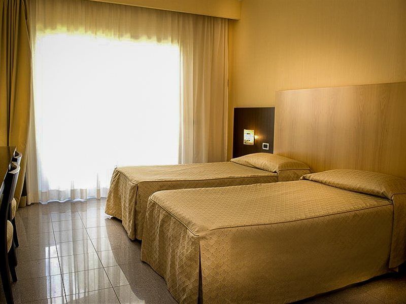 Albergo Mediterraneo Terracina Esterno foto