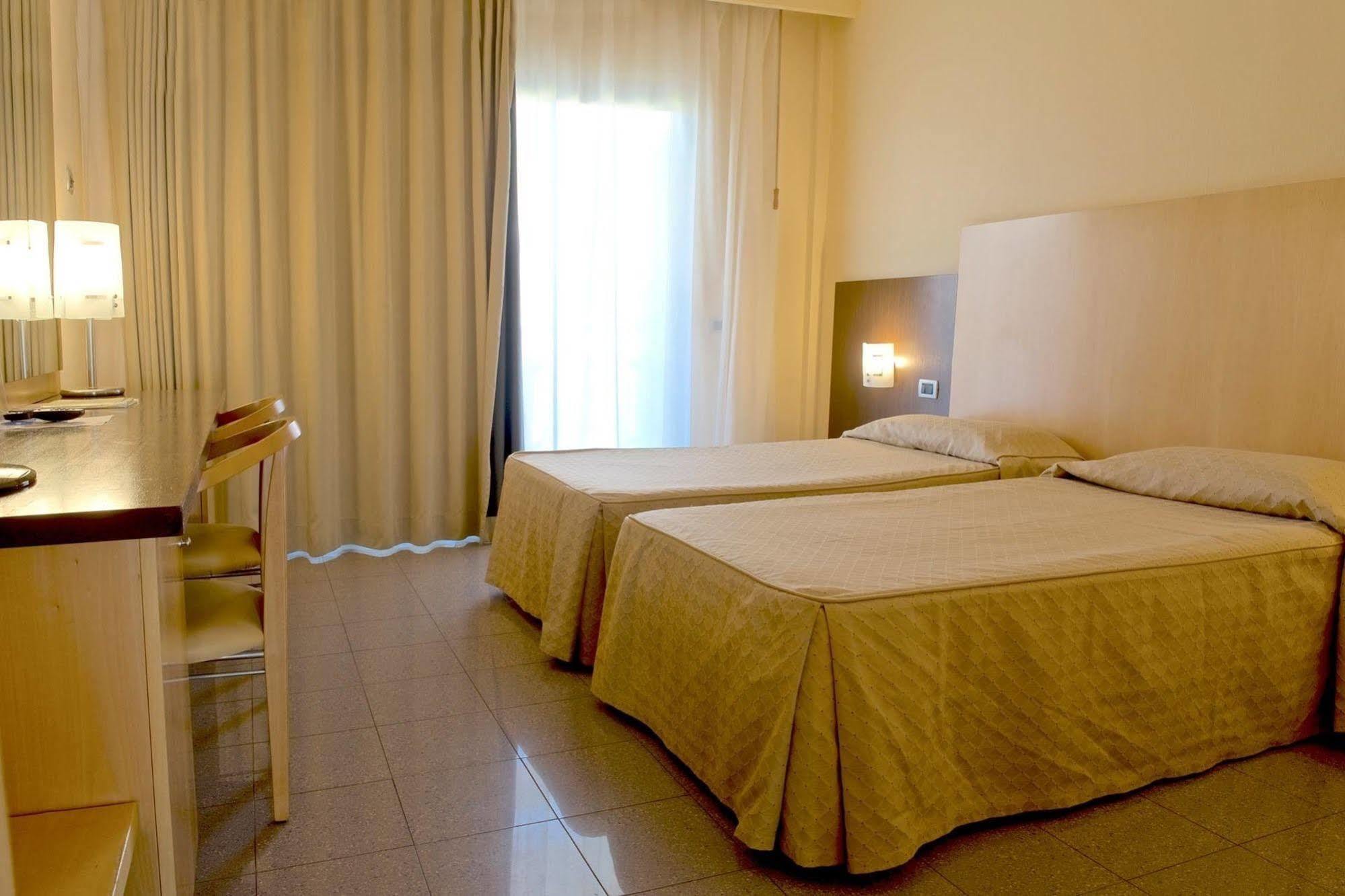 Albergo Mediterraneo Terracina Esterno foto