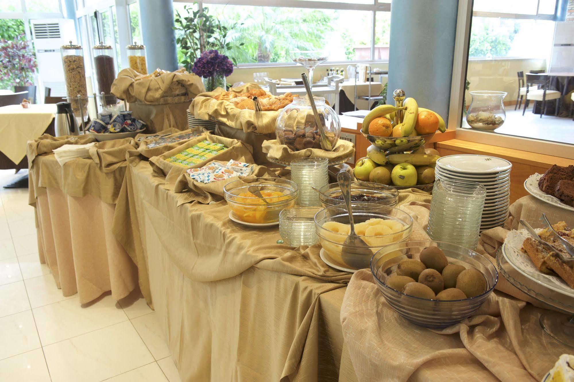 Albergo Mediterraneo Terracina Esterno foto