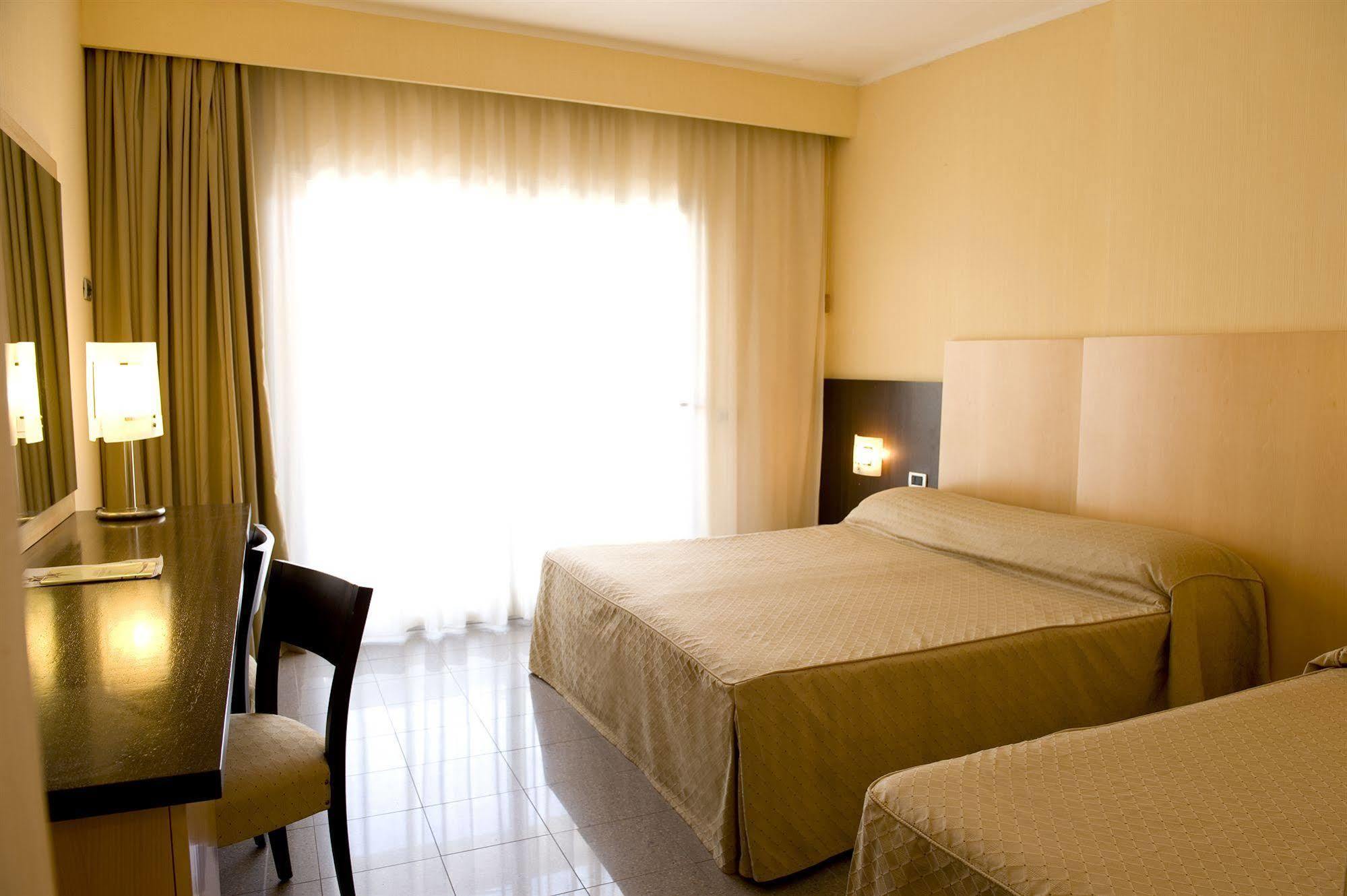 Albergo Mediterraneo Terracina Esterno foto