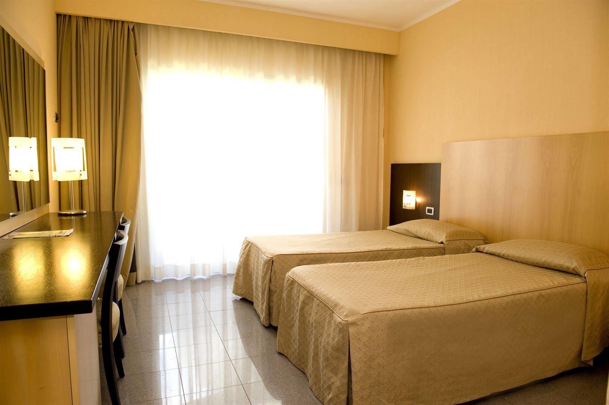 Albergo Mediterraneo Terracina Esterno foto