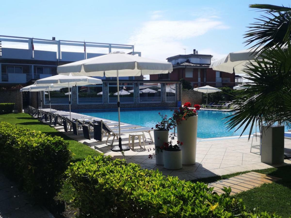 Albergo Mediterraneo Terracina Esterno foto